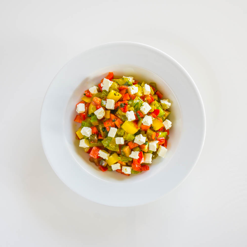 Salade tomate, poivron feta et basilic